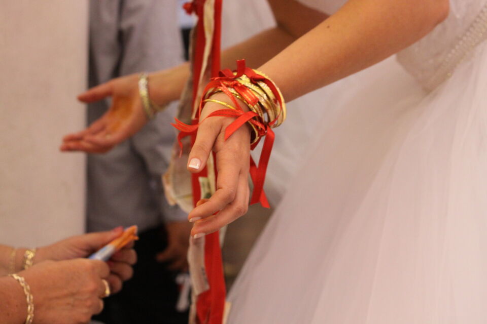 Adobe Stock - Photo d'illustration - En Turquie, comme ailleurs, il existe un rituel de mariage qui implique une corde rouge servant de lien entre les jeunes mariés.