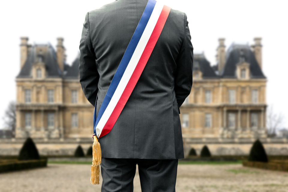 Adobe Stock - Photo d'illustration - Un officiant d'Etat s'apprête à marier civilement un couple dans l'enceinte dans château. Il arrive que les futurs mariés choisissent de s'unir en dehors des murs de la mairie et ce pour plusieurs raisons.