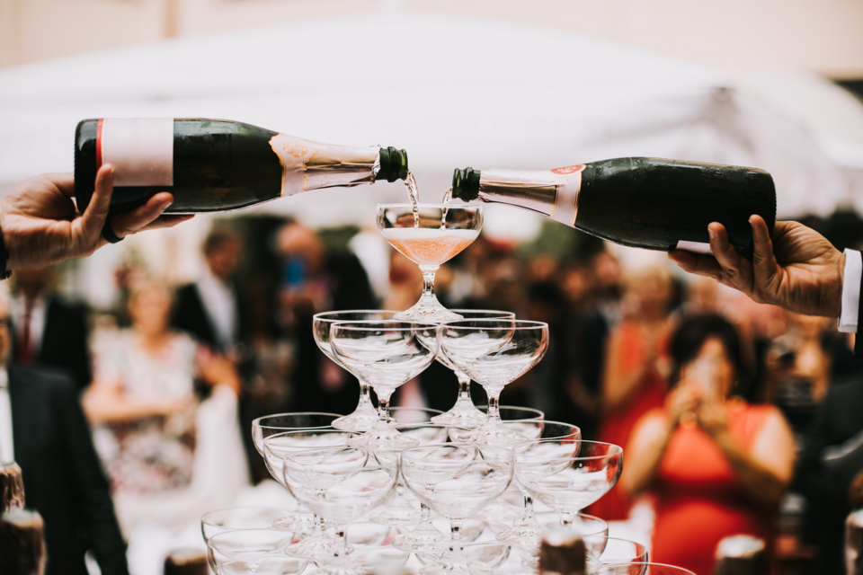 Adobe stock - Photo d'illustration - Il n'est pas rare, lors des mariages, de retrouver des pyramides faites de flûtes de champagne. Des ornements fait pour désaltérer les convives de manière festive, qui illustrent l'abondance et le partage.
