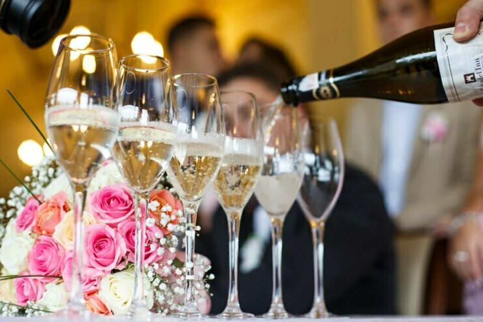 Freepik - Photo d'illustration - Pour des raisons souvent budgétaires, mais également personnelles, certains couples choisissent d'apporter leurs propres boissons alcoolisées. Le droit de bouchon est une pratique que l'on rencontre alors fréquemment dans les mariages.