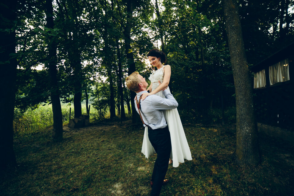 Pexels - Photo d'illustration - Planter un sapin de mariage en Touraine symbolise l'enracinement d'un amour éternel, où chaque aiguille raconte une histoire d'union et de croissance partagée.