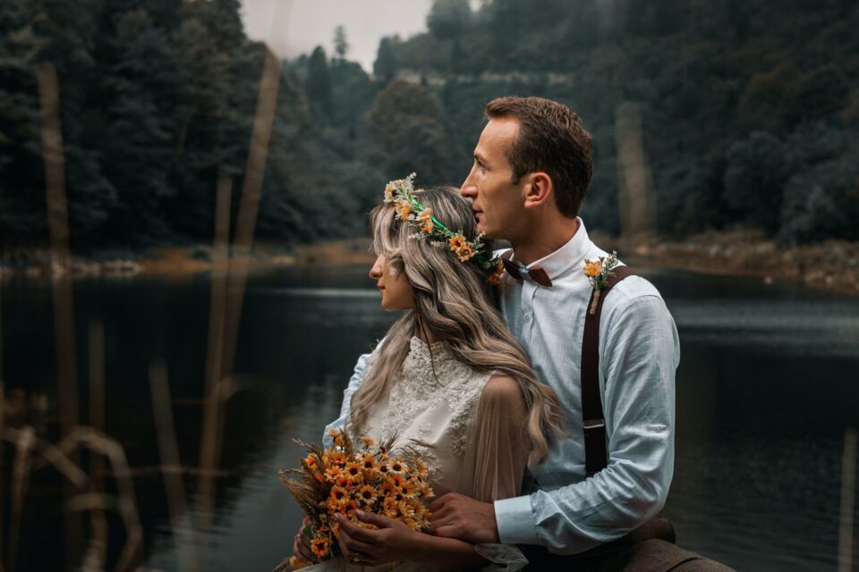 Pexels - Photo d'illustration - Un couple de jeunes mariés suédois pose pour des séances photos au bord d'un fjord. La mariée est coiffée de la traditionnelle couronne de fleurs.