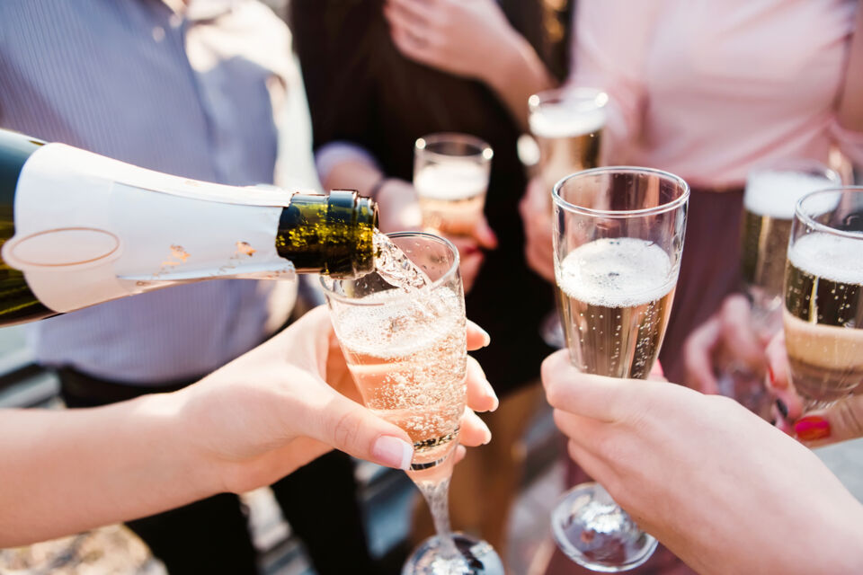 Un Français sur deux fêtera la nouvelle année 2023 avec un verre de  Champagne