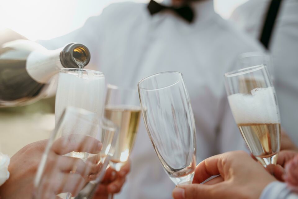 Freepik - Photo d'illustration - Avant de célébrer le mariage, il est crucial de comprendre le droit de bouchon, qui désigne les frais que certains établissements facturent pour permettre aux clients d'apporter leur propre bouteille de vin.