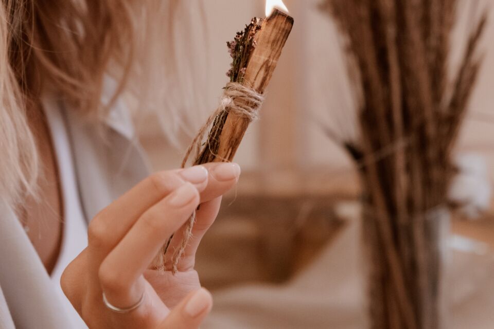 Freepik - Photo d’illustration - Dans un mariage laïque, le rituel de l'encens représente l'harmonie et le partage. Les époux allument l'encens, symbolisant leur engagement et l'entrelacement de leurs vies.