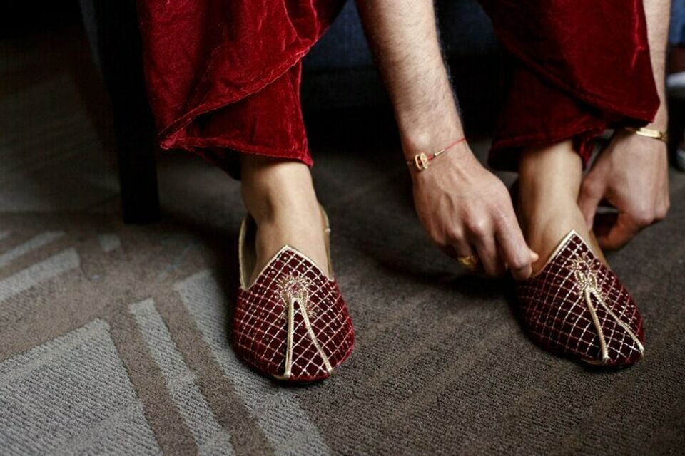 Freepik - Photo d'illustration - Les cérémonies de mariage indiennes regorgent de traditions colorées et parfois même amusantes. Joota Chupai ou le vol des chaussures du mariés reste sans doute l'une des plus appréciées.