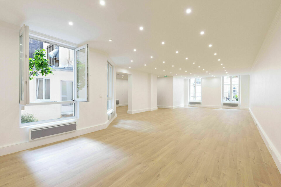 ABC Salles - Le Showroom MR 12 bénéficie d'un emplacement privilégié, au cœur d'un quartier très prisé, avec une petite cour privée, joliment aménagée.