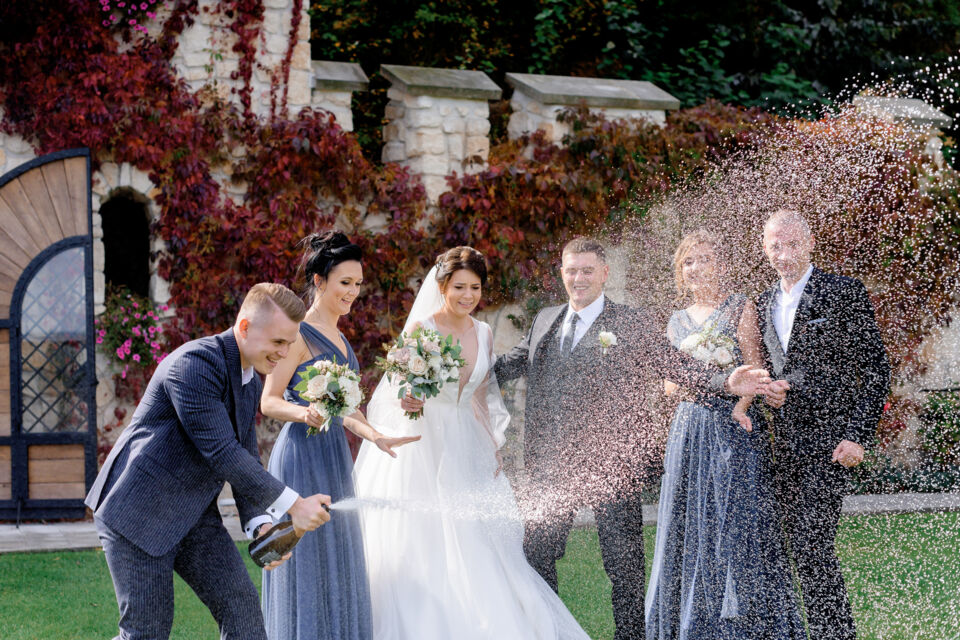Freepik - Photo d'illustration - Dans une ambiance festive et pleine de bonheur, ce couple, entouré d'amis, célèbre son mariage dans la joie, arrosé de champagne.