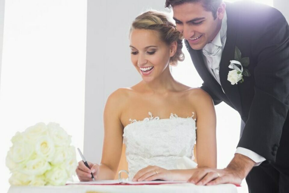 Freepik- Photo d'illustration - En signant le registre, la mariée, enveloppée de grâce et d'émotion, scelle symboliquement son union, choisissant avec détermination son nouveau nom d'usage, une étape mémorable dans la transformation de son identité.