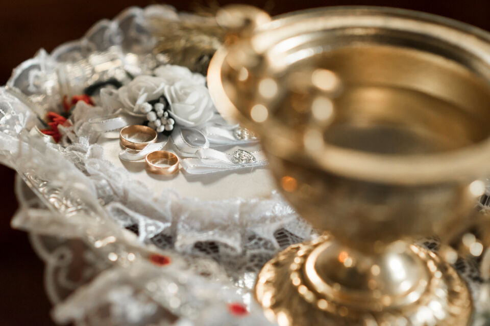 Freepik - Photo d'illustration - Porter quelque chose de vieux le jour de son mariage c'est avoir et s'apporter la bénédiction des aïeuls.