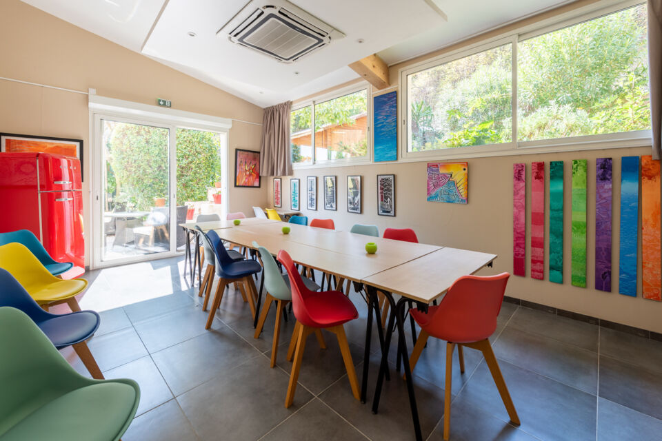 ABC Salles - Idéal Séjour possède un salon, ainsi qu'une bibliothèque où vous pourrez rassembler vos équipes à l’occasion d’un teambuilding ou autres rassemblements professionnels.