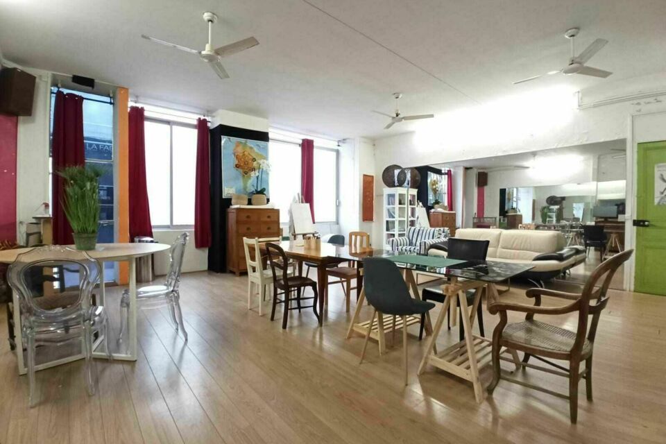 ABC Salles - Le Labo - Carré d'Or, situé à Cannes, accueille vos événements professionnels dans un espace pouvant recevoir jusqu'à 20 personnes pour vos réunions.