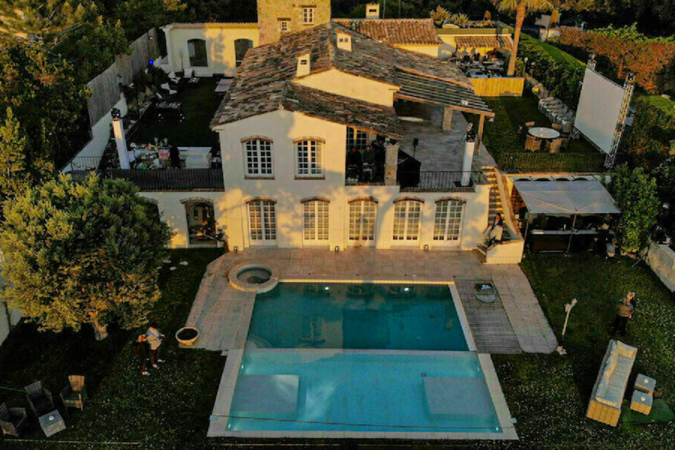 ABC Salles - la Villa Cannes Events peut recevoir jusqu’à 500 personnes debout et 120 personnes assises.