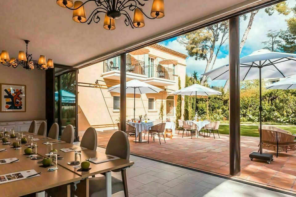 ABC Salles - Cannes, ville emblématique de la Côte d'Azur, ne se limite pas seulement à ses festivals de renommée mondiale. Elle offre également un cadre idyllique pour organiser des rassemblements professionnels d'exception. 