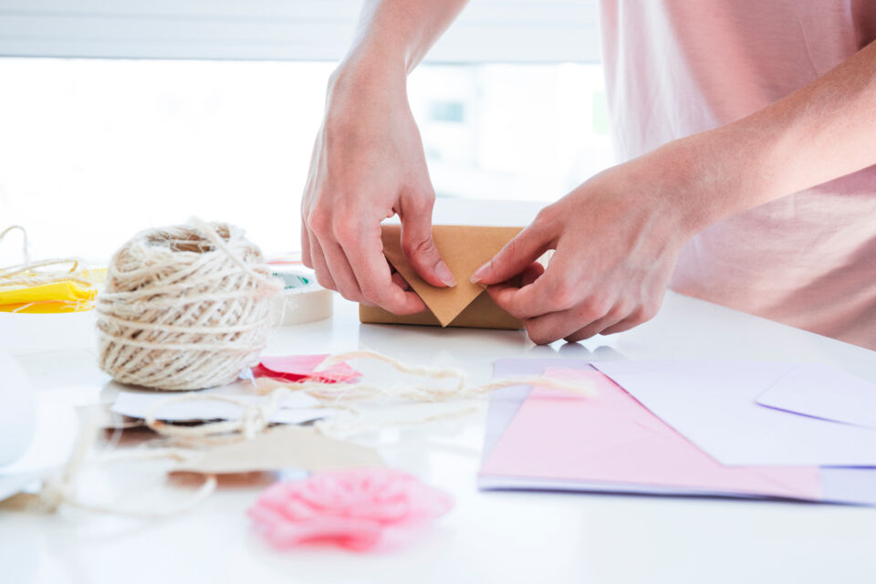 Pexels - Photo d’illustration - Guide pratique de tutos et patrons pour une décoration de mariage personnalisée, illustrant des matériaux, outils et créations DIY.