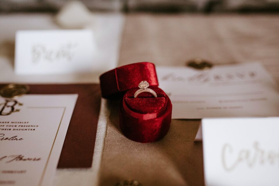 Pexels - Photo d'illustration - La bague, qu'elle soit de fiançailles ou de mariage, n'est pas le seul bijou à faire vibrer la joaillerie nuptiale. Un univers scintillant au jargon parfois compliqué à comprendre.