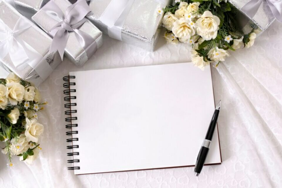 Freepik - Photo d'illustration - Il existe une sorte de recueil de sentiments pour les invités ayant assisté à un mariage : c'est le livre d'or. Il est un témoin du passage de certains tout en permettant aux absents de laisser une trace écrite sur l'union de deux personnes qui comptent pour eux.
