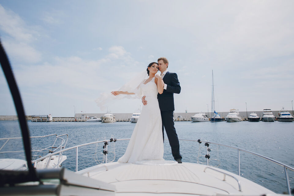Freepik - Photo d'illustration - Ce bateau est un lieu atypique, idéal pour célébrer votre mariage et ajouter une touche de singularité et de charme à votre évènement. Il reflète votre personnalité et offre un cadre exceptionnel.