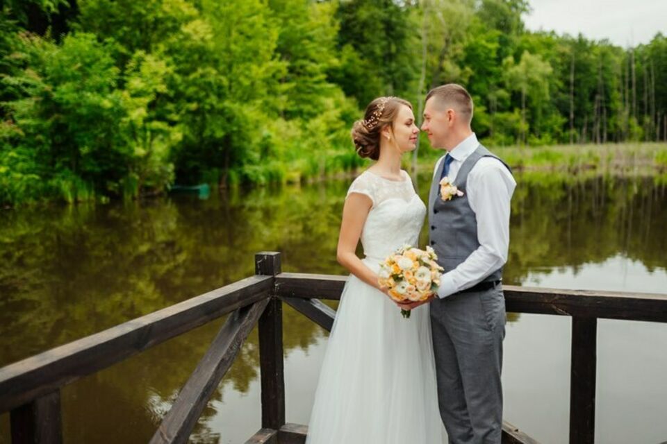 Freepik - Photo d'illustration - En Hollande, terre des tulipes, se tiennent des cérémonies de mariage qui sont un pont entre les traditions du passé et les aspirations, plus modernes, des jeunes couples.