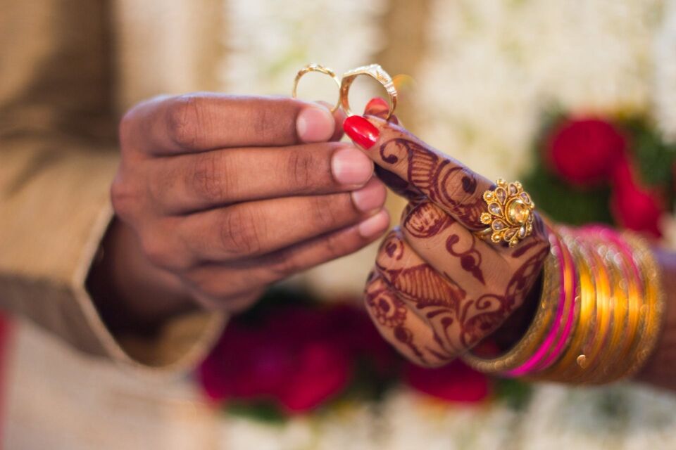 Pexels - Photo d'illustration - Le passage des alliances en Mauritanie est une étape traditionnelle et colorée de la cérémonie de nuptiale. Ce pays regorge de traditions autour du mariage qui sont encore ce jour et pour la plupart honorées. 