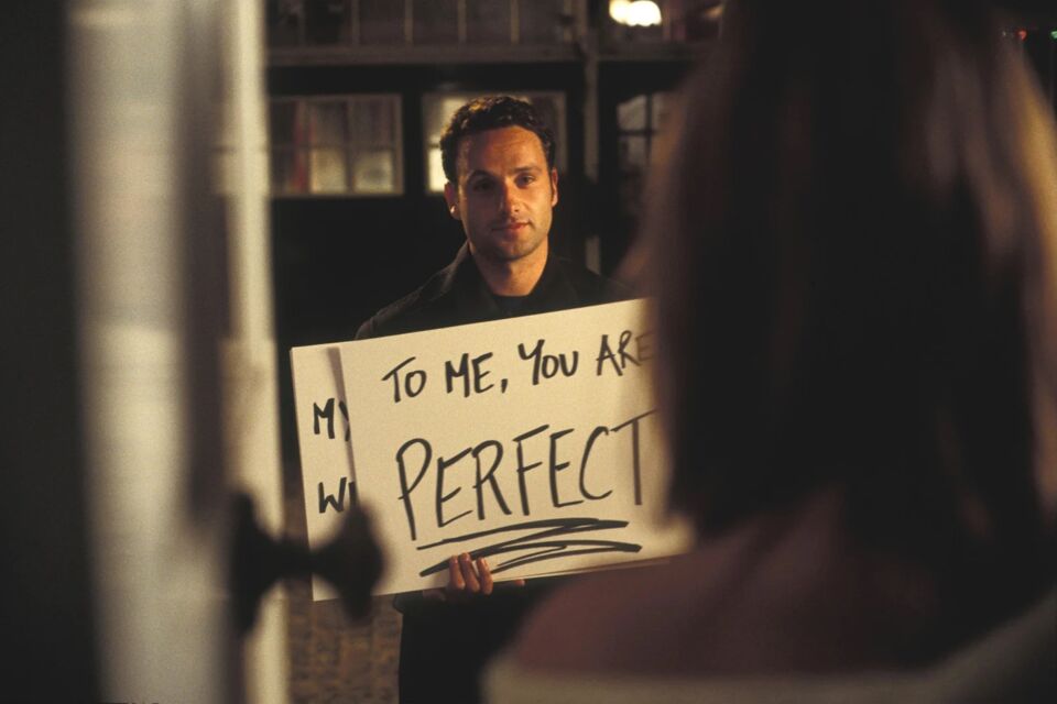 AlloCiné - Photo d’illustration - Dans une scène émouvante de Love Actually, lors d'une