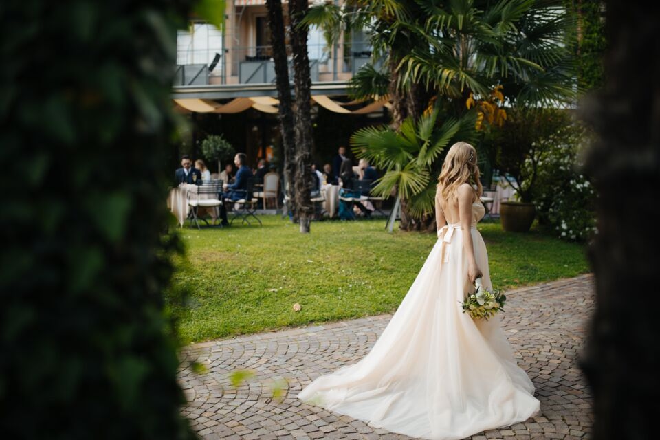 Pexels - Photo d’illustration - La mariée se tient avec grâce dans un lieu de mariage atypique, niché au cœur d'un jardin secret luxuriant, où la nature s'épanouit en une symphonie de verdure.