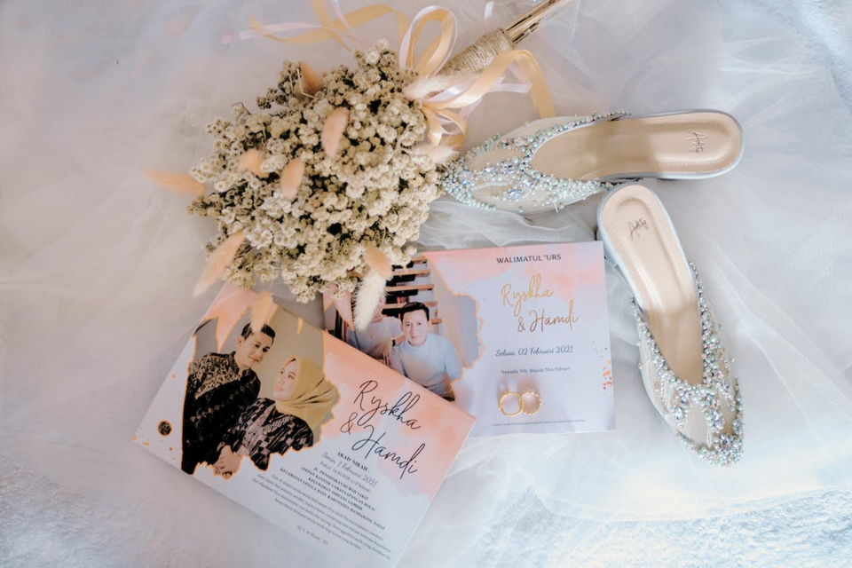 Pexels - Photo d'illustration - Chaque détail raconte une histoire : de l'élégance des faire-part à la finesse des menus, la papeterie de mariage tisse le fil narratif de votre journée spéciale, incitant les invités à partager chaque moment de célébration et d'amour.