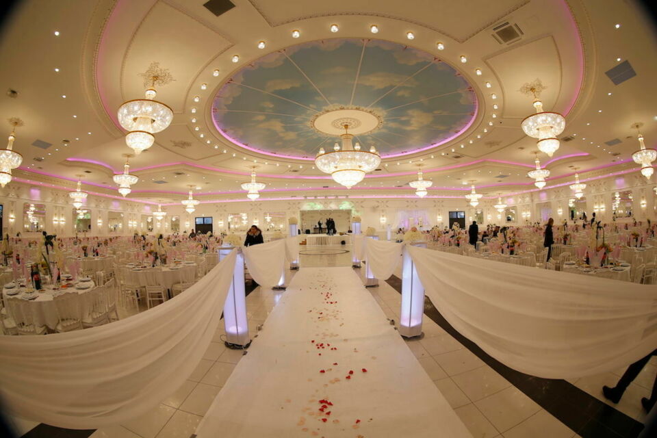 ABC Salles - Photo d'illustration - Une salle polyvalente transformée en un lieu de rêve : l'équilibre parfait entre personnalisation et praticité pour un mariage unique et mémorable.