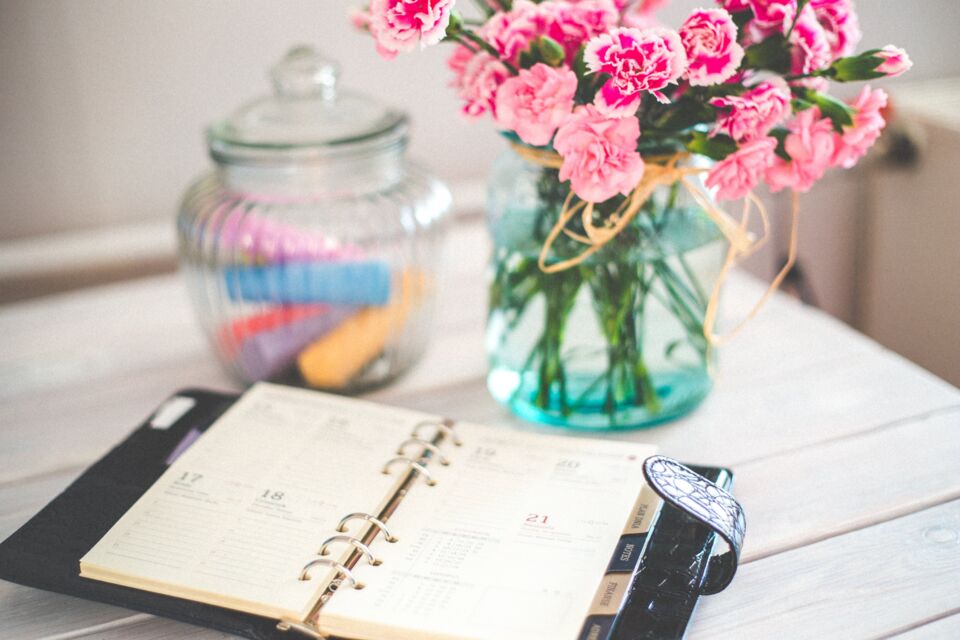 Pexels - Photo d'illustration - Nombreux sont les couples qui choisissent d'adresser un save the date à leurs invités, ne serait-ce que pour annoncer leur mariage à venir.