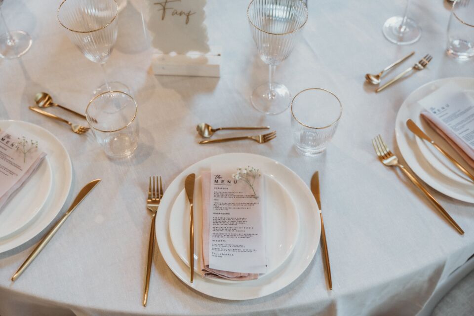 Freepik - Photo d'illustration - Un design épuré pour présenter un menu de mariage participe à l'élaboration d'une ambiance et d'une décoration aussi soignées qu'élégantes.