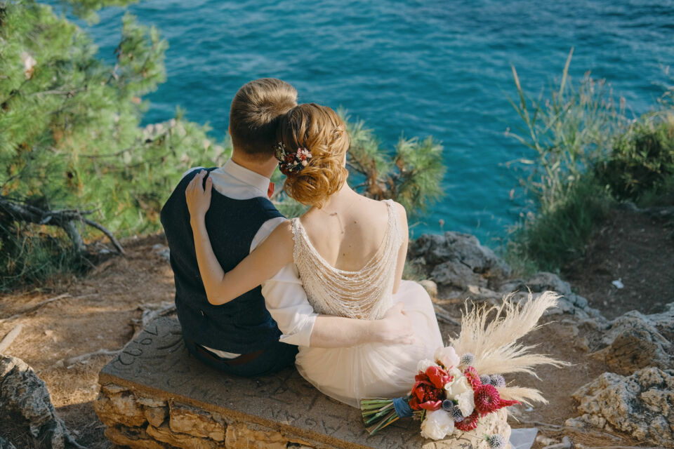 Freepik - Photo d’illustration - Le mariage traditionnel à Chypre offre une toile de fond naturelle exceptionnelle pour des photos éblouissantes, avec ses paysages envoûtants, ses plages pittoresques, et ses églises traditionnelles.