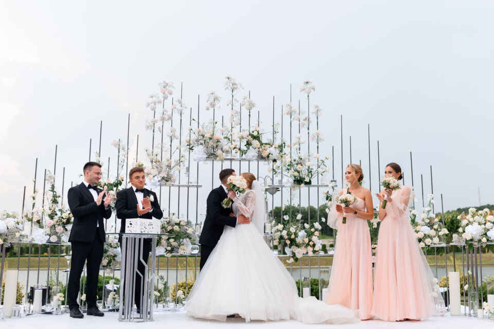 Freepik - Photo d'illustration - Personnalisable à l'envi, une cérémonie de mariage laïque se doit de ne pas être trop longue afin de rester captivante et mémorable.