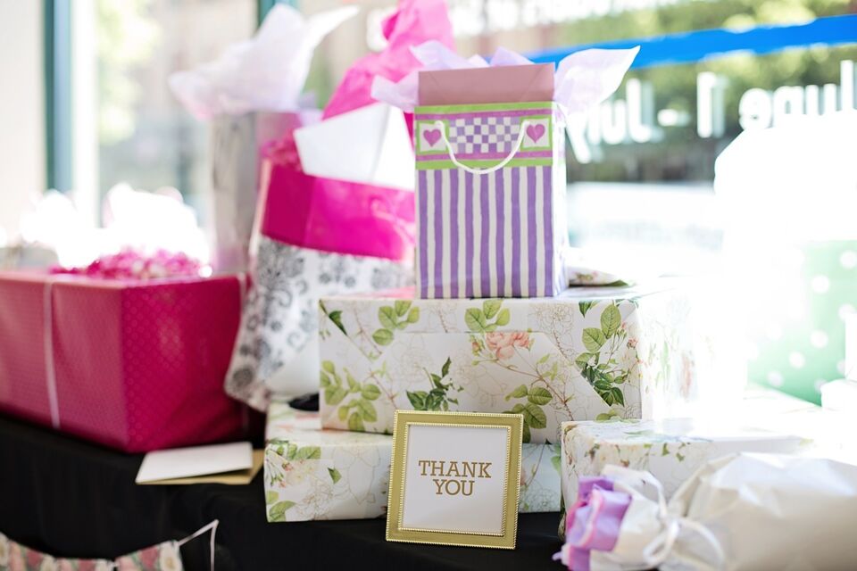 Pixabay - Photo d'illustration - Une table de mariage élégamment dressée, débordant de cadeaux soigneusement choisis, symbolisant l'amour et les vœux chaleureux des invités pour le couple heureux.