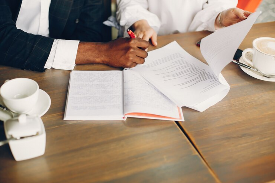 Freepik - Photo d'illustration - Le contrat un outil essentiel pour protéger les deux parties, client et prestataire, notamment à l'occasion d'un mariage.