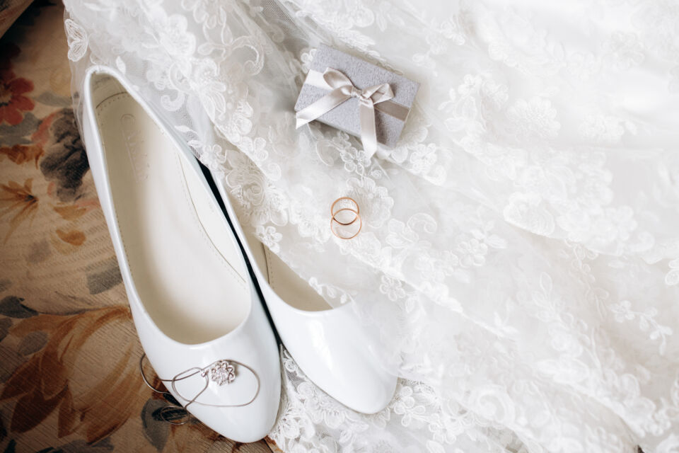 Freepik - Photo d’illustration - Les bijoux de cheveux, les couronnes de fleurs délicates, la lingerie raffinée et les magnifiques souliers, complètent avec élégance sa tenue, ajoutant une touche unique et personnalisée à sa silhouette pour un mariage mémorable.