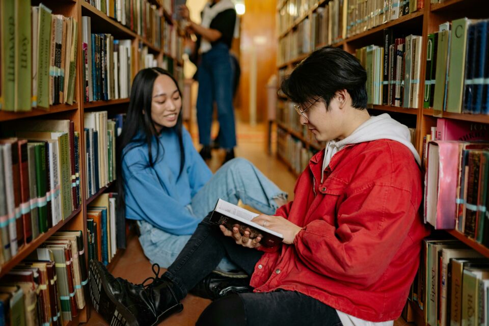 Pexels - Photo d'illustration - Les reading parties, concept festif tout droit venu de New York, sont des fêtes qui relient ensemble livres et musiques dans des espaces inattendus tels que des bars. 