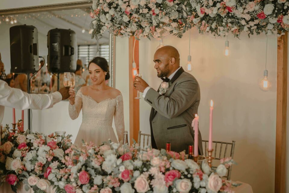 Freepik - Photo d’illustration - Un mariage imprégné des traditions de la France d'outre-mer évoque une symphonie unique de rituels ancestraux, d'influences créoles et d'authenticité, unissant les cœurs dans une célébration riche en diversité et profondément enracinée dans l'identité culturelle régionale.