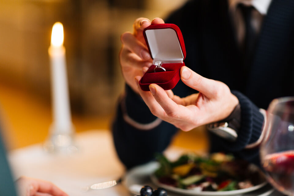 Freepik - Photo d’illustration - Choisir la bague de fiançailles pour une demande de mariage demande délicatesse et attention, reflétant l'amour et l'engagement dans un bijou unique et symbolique.