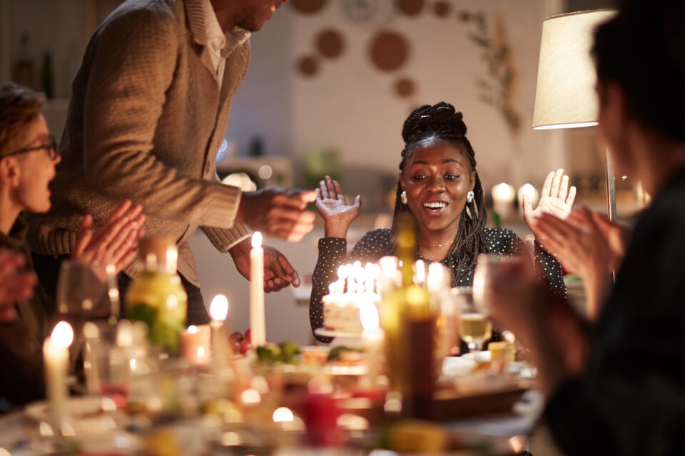Adobe Stock - photo d'illustration - Par peur du jugement ou par volonté de fuir les remarques pénibles et humiliantes, les célibataires s'empêchent de participer à des événements festifs.