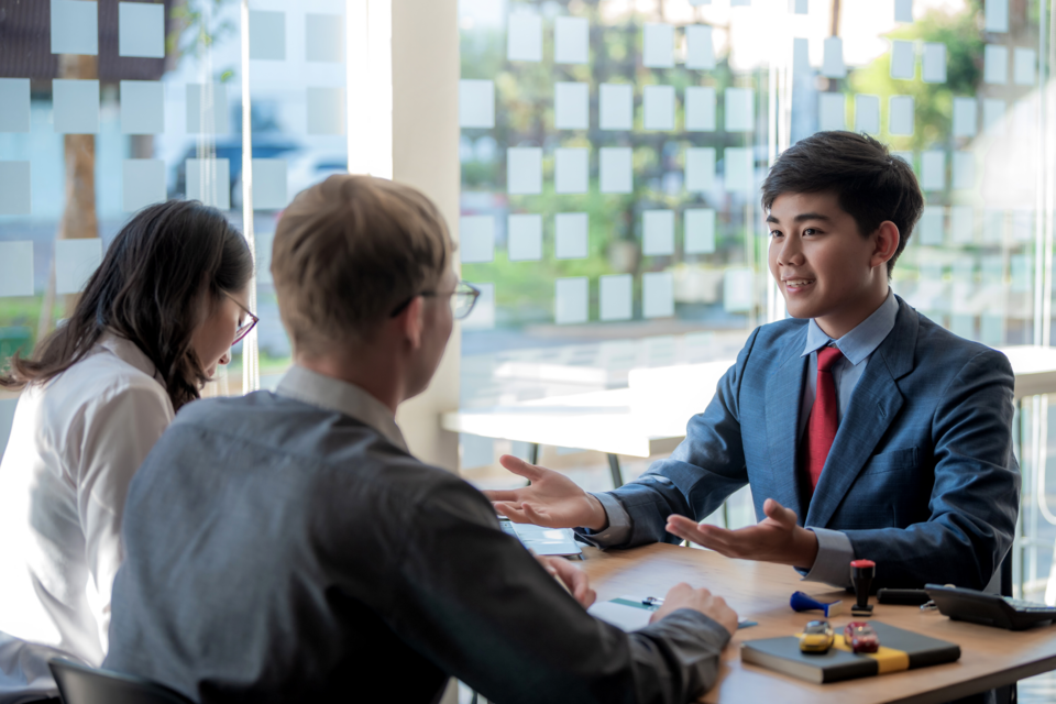 Adobe Stock - Photo d'illustration - Discuter attentivement des options d'assurance mariage pour garantir que une célébration nuptiale à l'abri des imprévus.