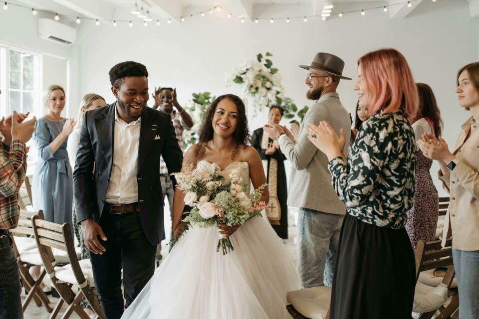 Freepik - Photo d’illustration - Dans l'intimité d'une liste d'invités soigneusement restreinte, chaque présence devient une note précieuse, orchestrant l'harmonie d'un mariage où l'amour se célèbre en cercle restreint, tissant des souvenirs privilégiés.
