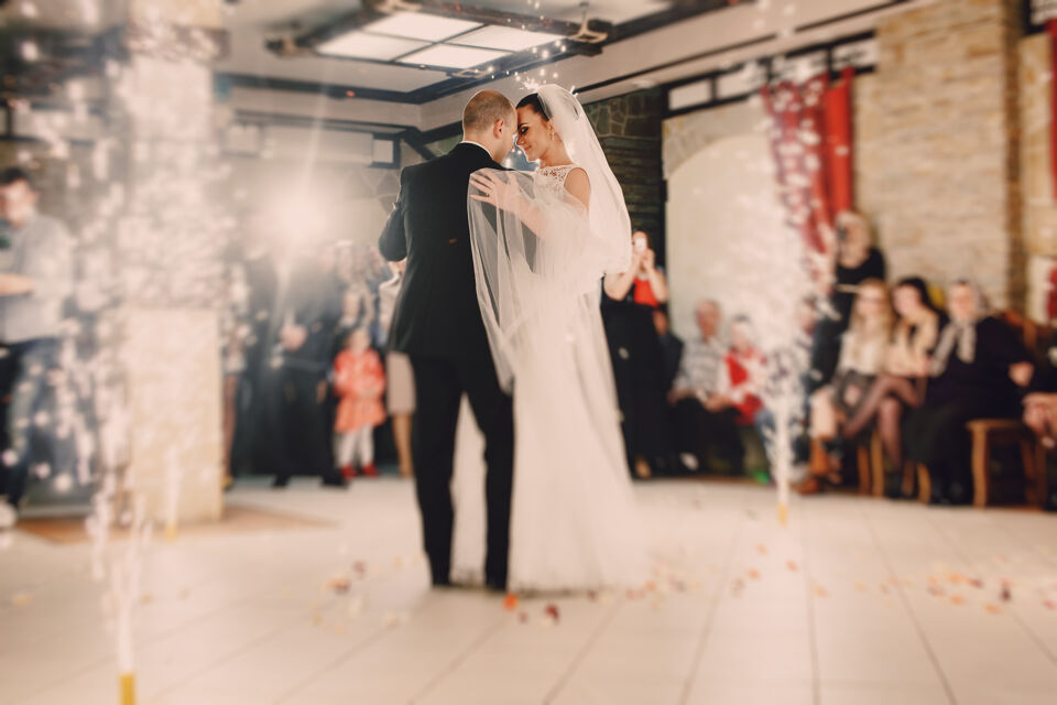 Freepik - Photo d’illustration - La première danse des mariés, une tradition incontournable des réceptions de mariage, symbolise l'union et l'amour, capturant l'instant magique où deux vies s'entrelacent harmonieusement, créant une mémoire indélébile.