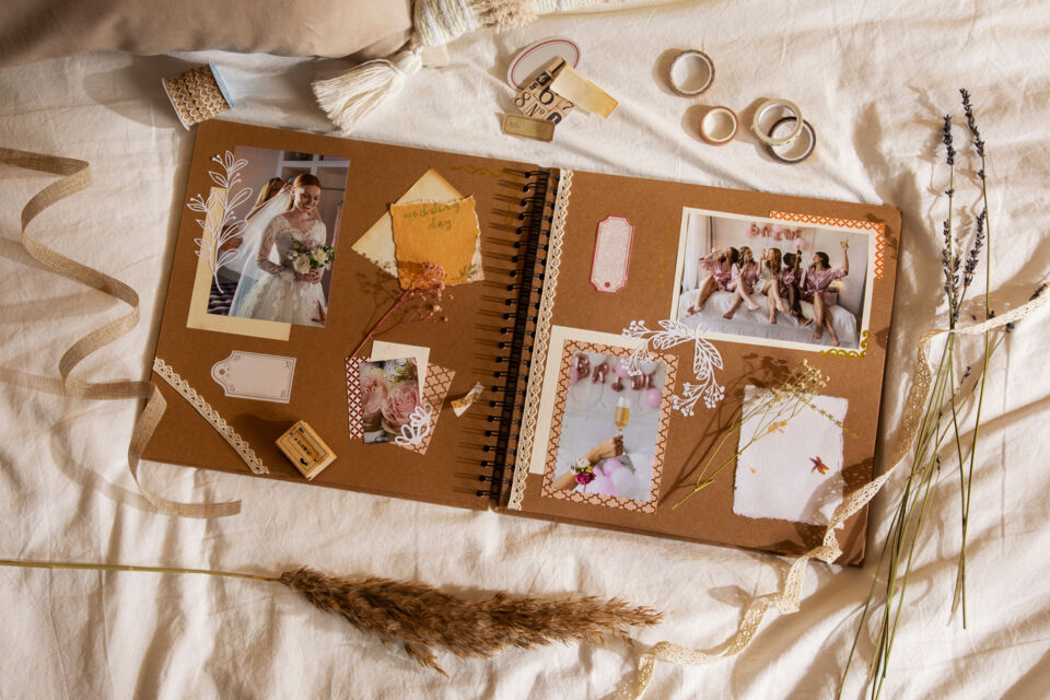 Freepik - Photo d’illustration - L'album de mariage capture avec tendresse chaque instant de votre mariage, tissant une toile visuelle où l'amour, l'émotion et la beauté s'entrelacent, créant un précieux héritage de souvenirs inoubliables.