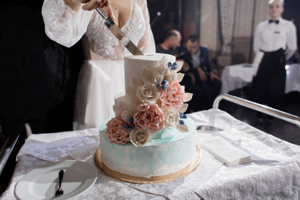 Freepik : Photo d'illustration: Le gâteau de mariage est bien plus qu'un simple dessert.