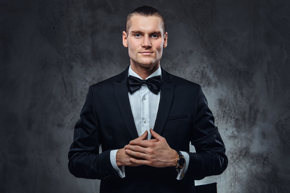 Freepik - Photo d'illustration - Le costume est l'emblème de l'élégance masculine lors des cérémonies officielles tel que le mariage.