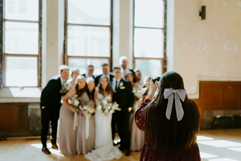 Pexels - Photo d’illustration - Partager les photos de mariage avec les invités crée une toile d'amour et de souvenirs, tissant des liens éternels entre les moments partagés et les cœurs émus, capturant l'éclat joyeux de cette journée inoubliable dans une galerie de bonheur partagé.