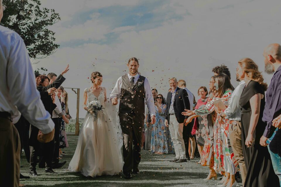 Pexels - Photo d’illustration - Les contributions financières des familles lors d'un mariage sont des pierres angulaires, façonnant l'harmonie budgétaire et permettant une célébration mémorable, unissant générosité et planification financière stratégique.