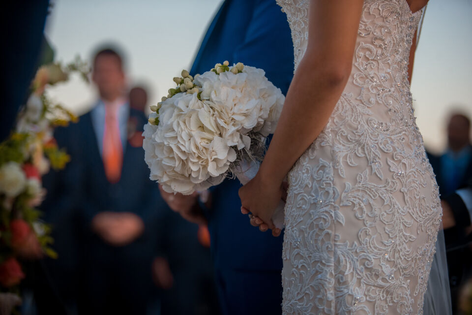 Freepik - Photo d'illustration - Le bouquet de mariée est un élément à part entière de sa tenue de cérémonie.