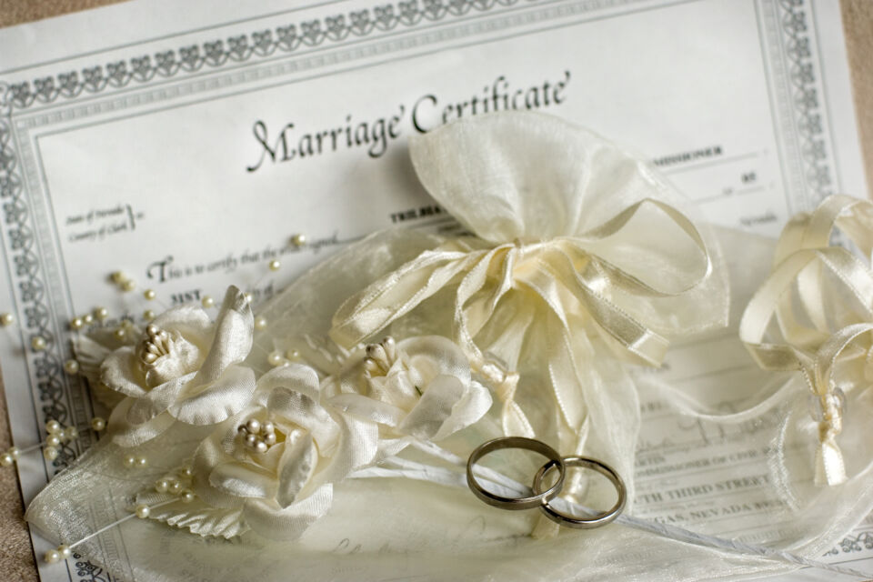 Adobe Stock - Photo d’illustration - Le certificat de mariage est un document officiel émis par l'état civil, témoignant légalement de l'union célébrée entre deux personnes lors d'une cérémonie.