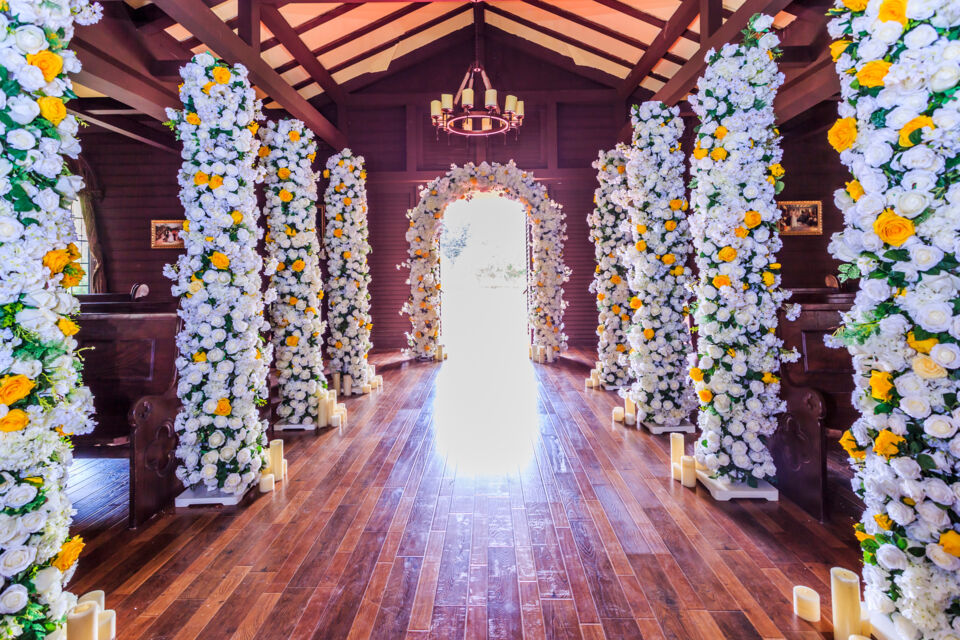 Freepik - Photos d'illustration - L'entrée nuptiale est l'endroit témoin des premiers pas du couple vers l'autel pour s'unir pour la vie à l'occasion de son mariage.